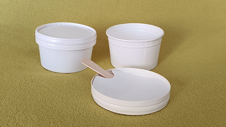 Бели чаши за сладолед със SNAP-ON капак и дървена лъжица