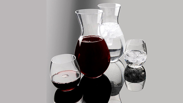 Пластмасови прозрачни рециклируеми гарафи за вода и вино.